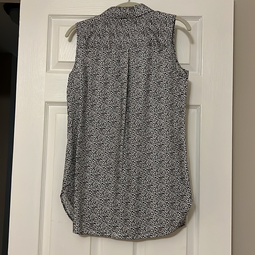Chico’s sleeveless collared shirt animal print - Picture 4 of 4